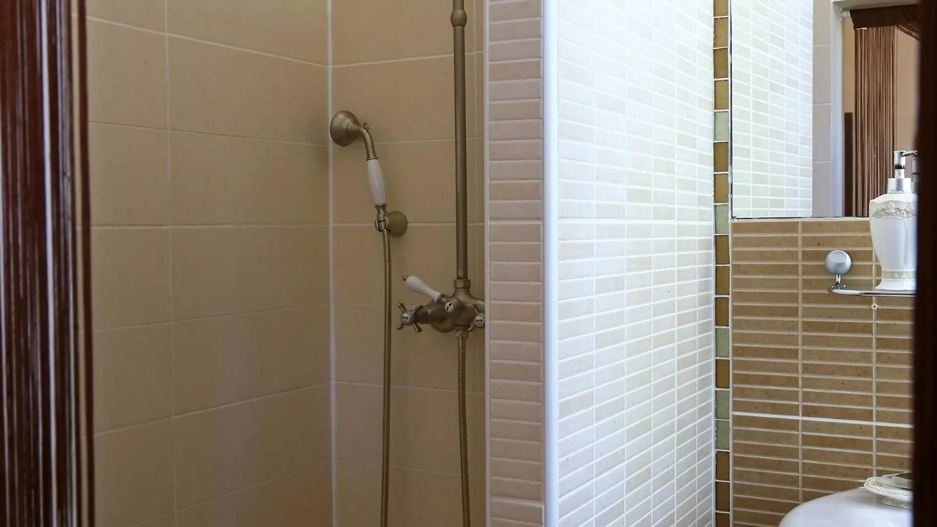 Domaine de Rhodes B&B Avignon 3*,  Frankreich